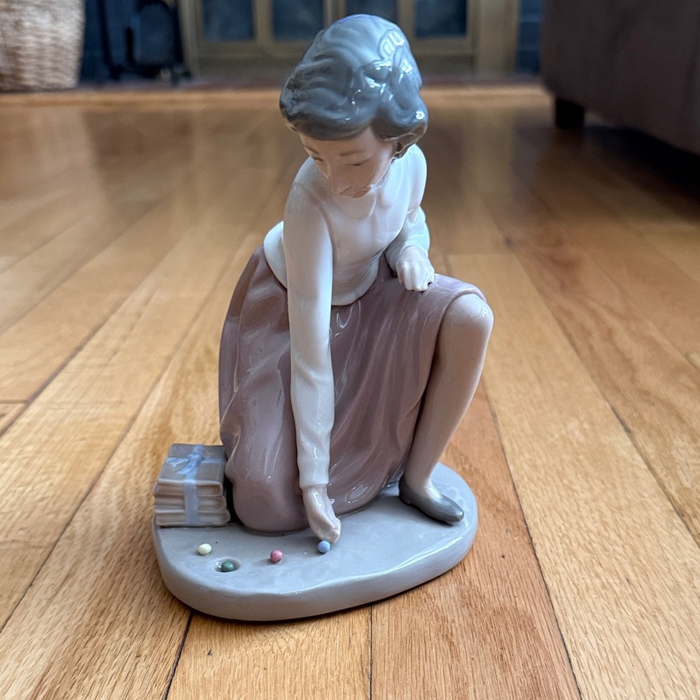 1982 Nao Daisa Lladro Spain Porcelain Figurine Girl Playing Marbles